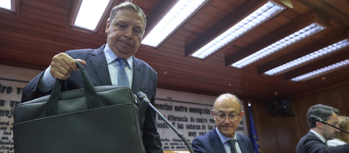 El ministro de Agricultura, Pesca y Alimentación, Luis Planas llega a la Comisión de Agricultura, en el Senado