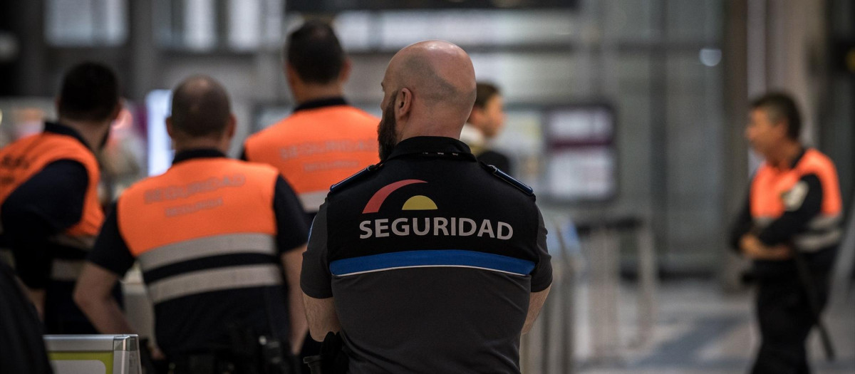 Un vigilante de Sureste Seguridad en la Terminal 4 del Aeropuerto Adolfo Suárez Madrid-Barajas