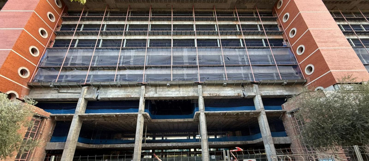 Las obras de demolición del edificio IBM en Madrid