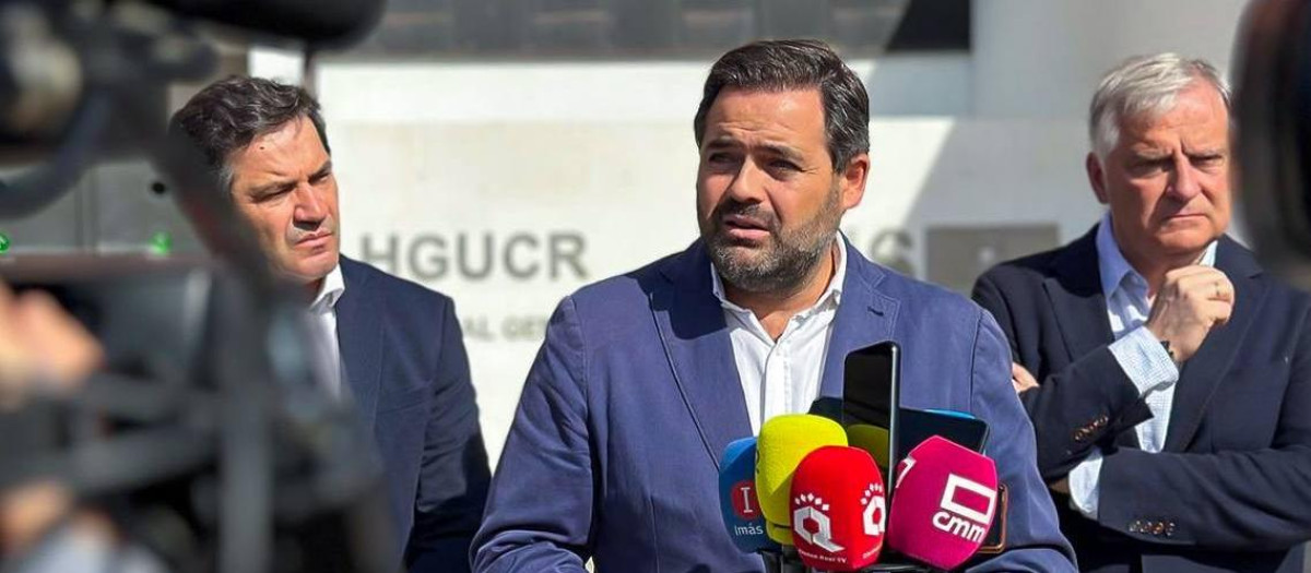 Paco Núñez, acompañado del alcalde, Francisco Cañizares, y del presidente provincial del PP y de la Diputación, Miguel Ángel Valverde