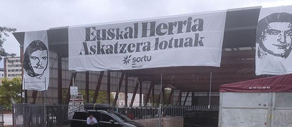 Pancartas proetarras en el colegio público de Mendillorri (Pamplona)