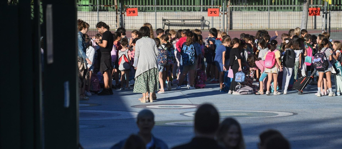 Niños en un patio de un colegio