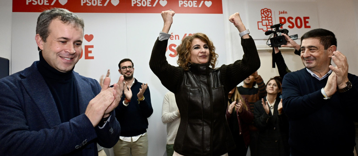 María Jesús Montero, junto al alcalde de Jaén, Julio Millán (izq.), tras la moción de censura contra el PP (archivo)