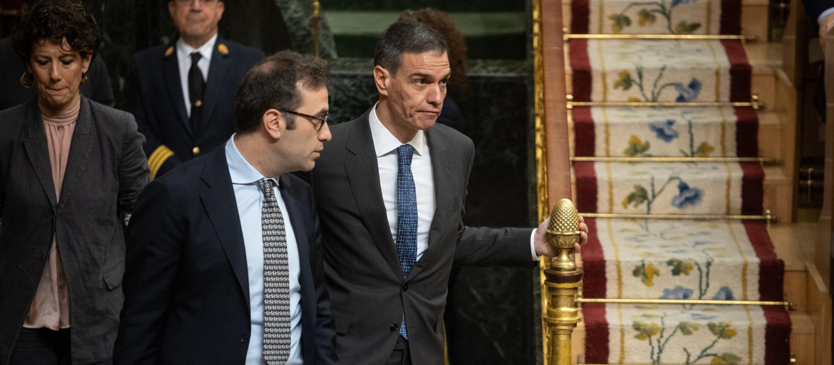El ministro de Economía, Carlos Cuerpo (i) y el presidente del Gobierno, Pedro Sánchez (d)