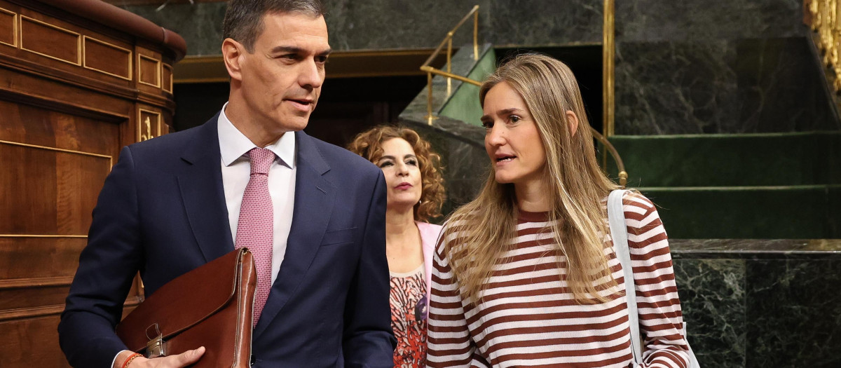 El presidente del Gobierno, Pedro Sánchez, y la ministra de Energía y Transición Ecológica, Sara Aagesen