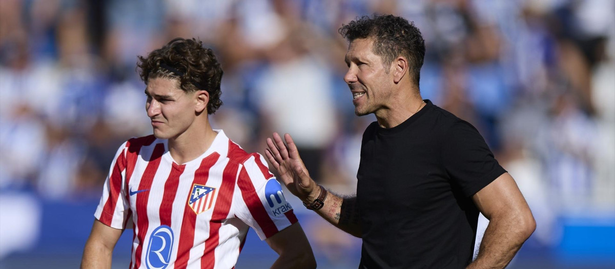 Julián Álvarez y Diego Pablo Simeone, en Mendizorroza