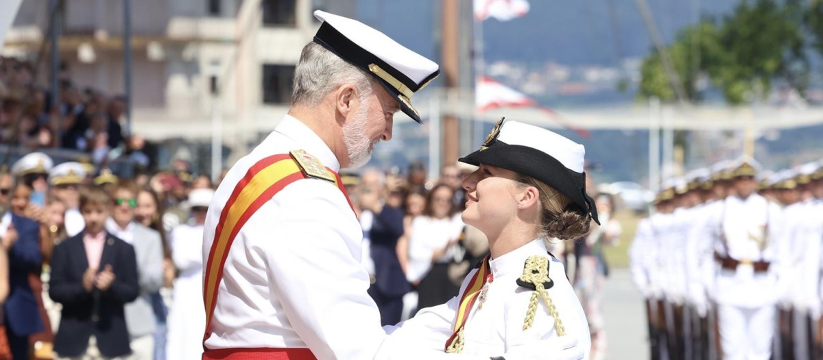 El Rey Felipe VI impone a Su Alteza Real la Princesa de Asturias la Gran Cruz del Mérito Naval con distintivo blanco