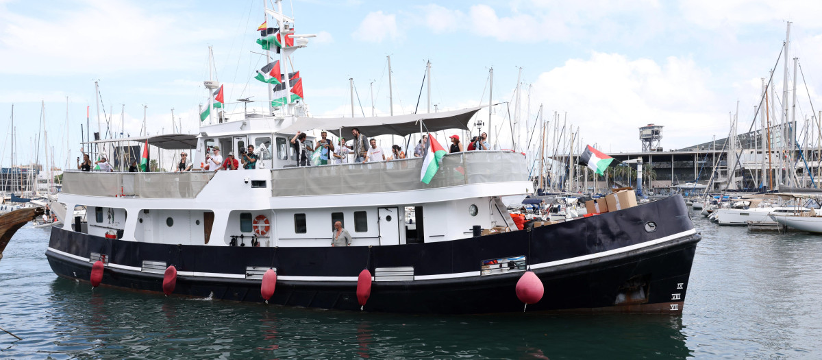 Uno de los botes de la Flotilla Global Sumud que partió de Barcelona con activistas de izquierda