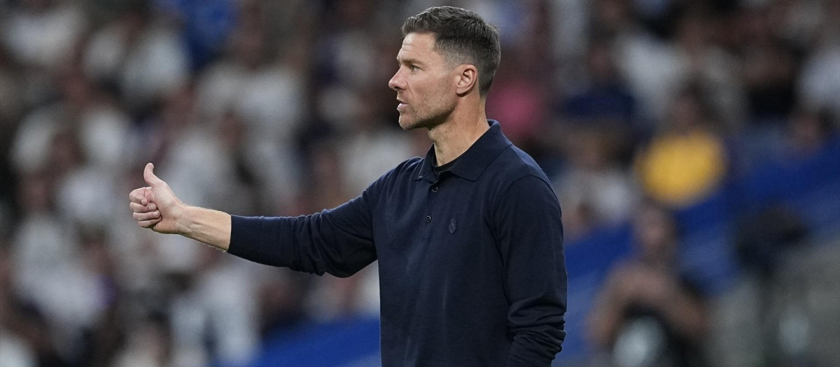 Xabi Alonso, entrenador del Real Madrid, durante un partido en el Bernabéu
