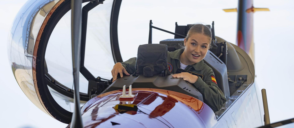 La Princesa Leonor ha ingresado este lunes en la Academia General del Aire (AGA) en San Javier (Murcia) donde, ataviada con el mono de vuelo, ha tenido su primera toma de contacto con el avión de entrenamiento Pilatus P-31 en el que se forman todos los alumnos del Ejército del Aire y del Espacio.
