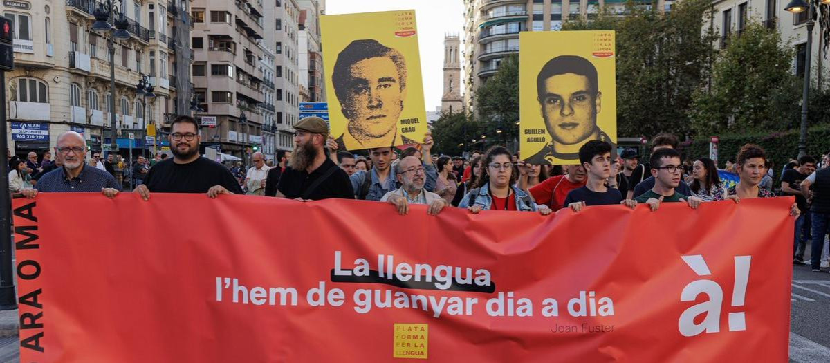 Miembros y simpatizantes de Plataforma per la Llengua, en una manifestación