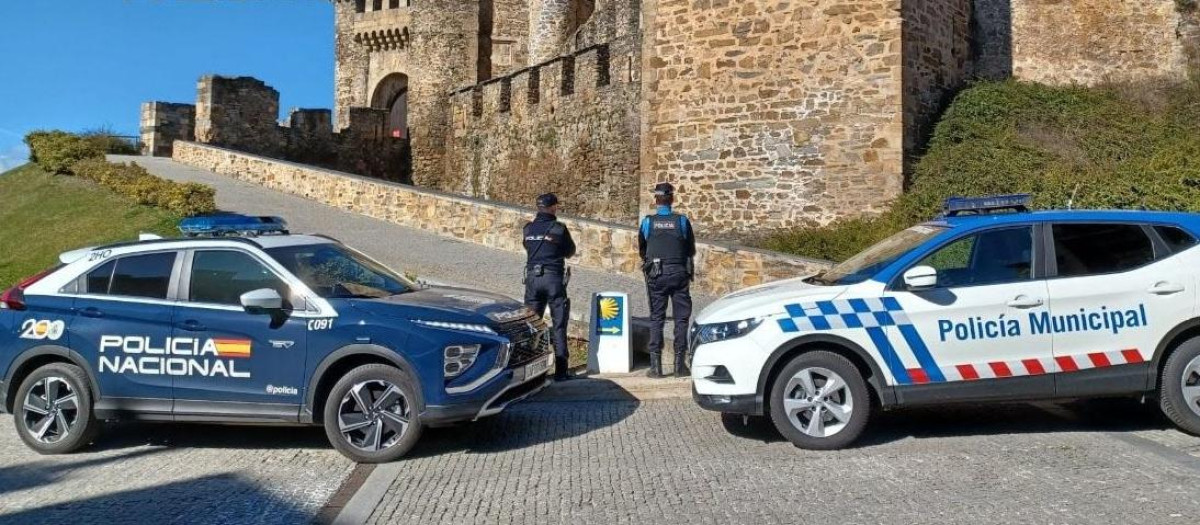 Agentes de la Policía Nacional y de la Policía Local en Ponferrada (León)