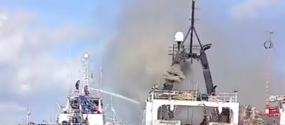 Un buque es devorado por el fuego en el Puerto de Ribeira