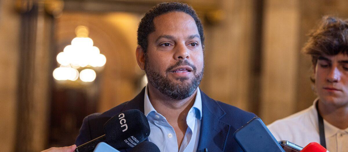 El secretario general de Vox, Ignacio Garriga, atiende a los medios en el Parlament