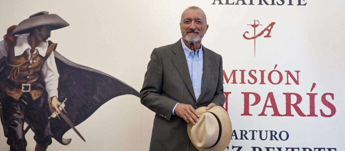 El escritor Arturo Pérez-Reverte, este martes durante la presentación de su nueva novela sobre el capitán Alatriste, 'Misión en París', coincidiendo con el 30 aniversario de la saga con la que se adentró en el Siglo de Oro español, y que, traducida a más de 40 idiomas, ha vendido más de cuatro millones ejemplares solo en España.-EFE/ Rodrigo Jiménez