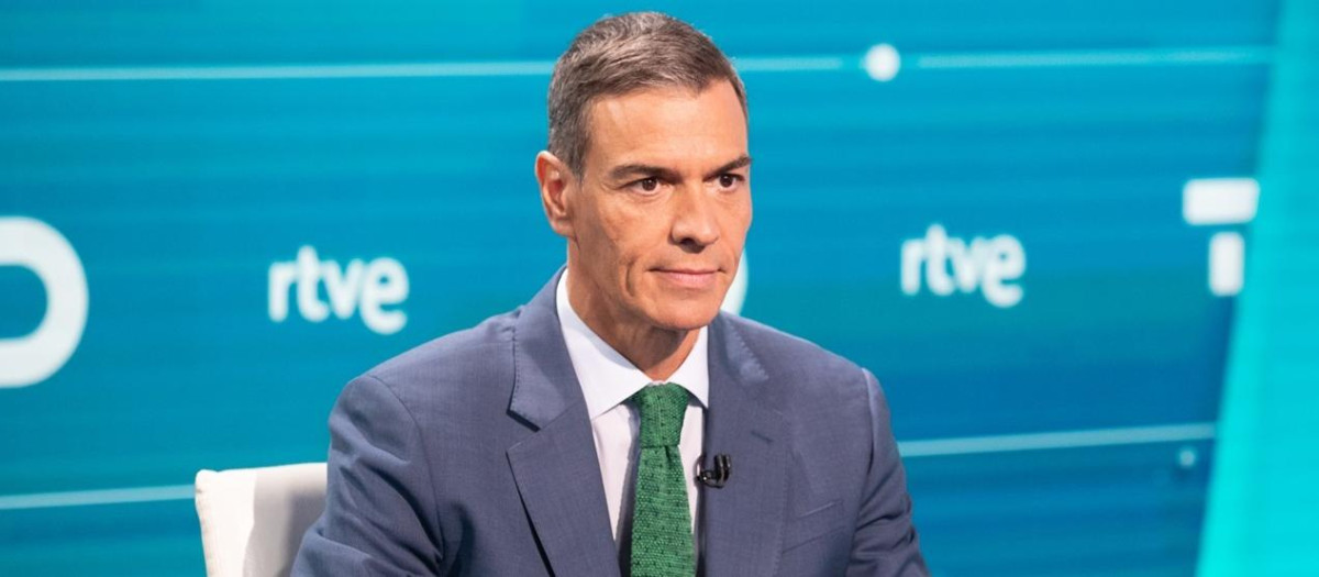 El presidente del Gobierno, Pedro Sánchez, durante su entrevista en RTVE

REMITIDA / HANDOUT por RTVE
Fotografía remitida a medios de comunicación exclusivamente para ilustrar la noticia a la que hace referencia la imagen, y citando la procedencia de la imagen en la firma
01/9/2025