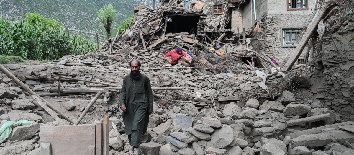Un hombre afgano pasa junto a una casa dañada tras los terremotos en la aldea de Mazar Dara, en Nurgal