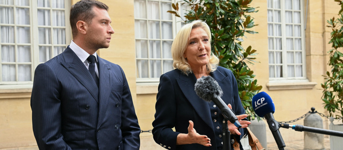 Jordan Bardella, presidente de Reagrupación Nacional (RN), junto a Marine Le Pen