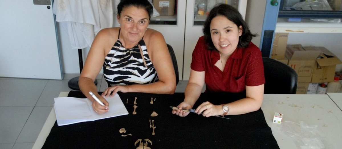 La profesora Rebeca García González (izquierda) y Marta Fernández Viejo, investigadora predocotral-Junta Castilla y León