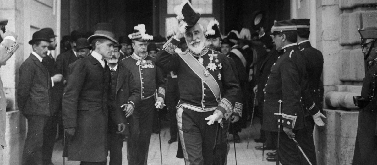 Antonio Maura, de uniforme, en 1907