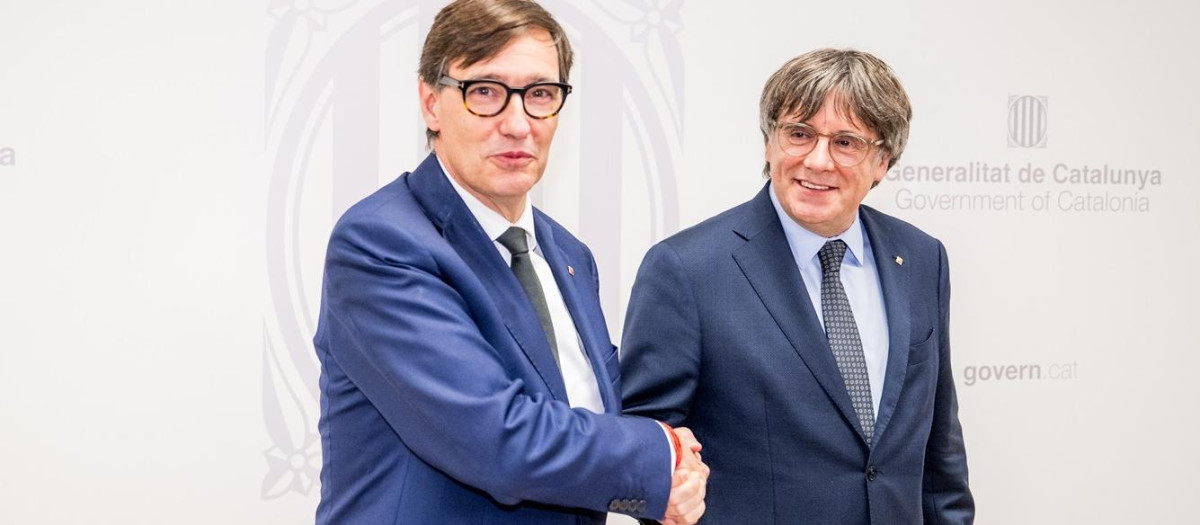 El presidente de la Generalitat, Salvador Illa (i), saluda al presidente de Junts per Catalunya, Carles Puigdemont (d), antes de una reunión, a 2 de agosto de 2025, en Bruselas (Bélgica). Illa, quién ha promovido la reunión, ha remarcado su intención de tenerla con la voluntad de mandar un mensaje de diálogo, además ayer 1 de septiembre, lamentó no poder recibir al expresidente catalán en el Palau de la Generalitat al no aplicarse la ley de amnistía.

Jasper Jacobs / Europa Press
02/9/2025