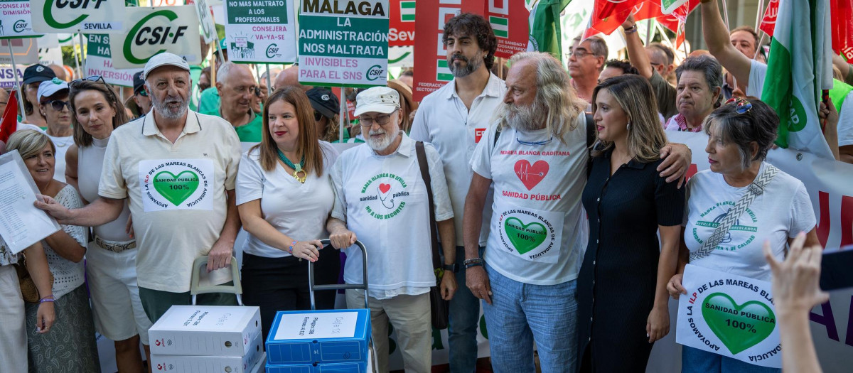 La vicesecretaria del PSOE andaluz, María Márquez (de negro), junto a representantes de Mareas Blancas, con las firmas