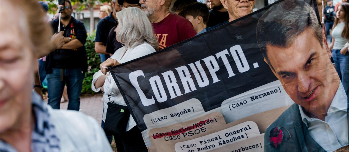 Varias personas con carteles protestan contra el centro de Primera Acogida de Hortaleza