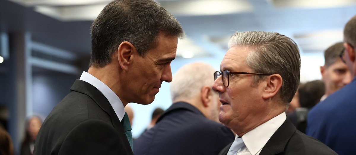 El presidente del Gobierno, Pedro Sánchez, con el primer ministro británico, Keir Starmer, durante la cumbre de la Comunidad Política Europea