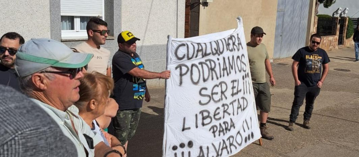Concentración vecinal de apoyo al detenido en Olleros de Tera (Zamora) que apuñaló, presuntamente, a un hombre de 40 años