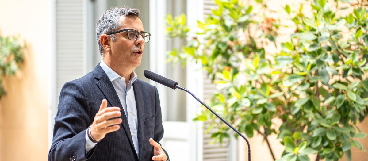 El ministro de la Presidencia, Justicia y Relaciones con las Cortes, Félix Bolaños, atiende a los medios de comunicación