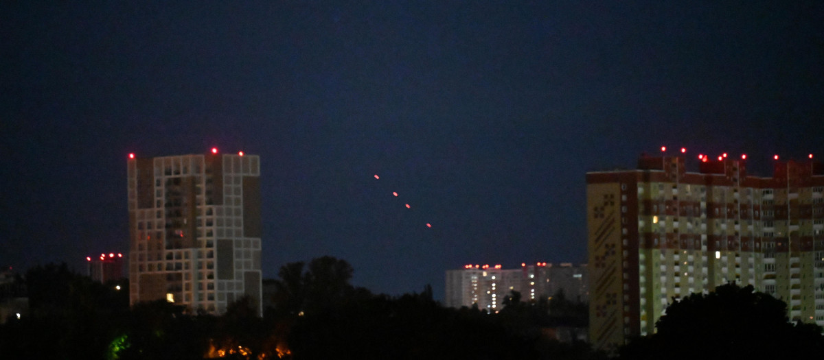 La defensa aérea ucraniana dispara contra drones rusos durante un ataque nocturno masivo con drones y misiles contra Ucrania