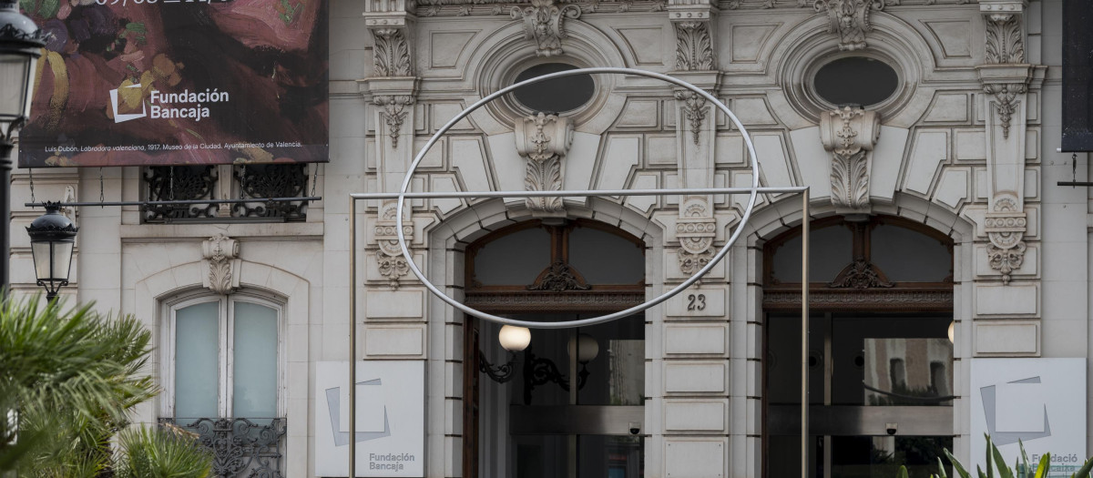 Escultura Alfaro 'La puerta del universo' en las puertas de la Fundación Bancaja, Valencia