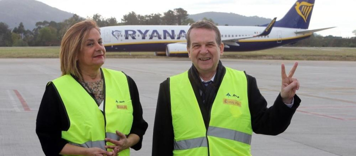 El alcalde de Vigo, Abel Caballero, y la primera teniente de alcalde, Carmela Silva, en el aeropuerto de Peinador, frente a un avión de Ryanair

REMITIDA / HANDOUT por CONCELLO DE VIGO
Fotografía remitida a medios de comunicación exclusivamente para ilustrar la noticia a la que hace referencia la imagen, y citando la procedencia de la imagen en la firma
03/9/2025
