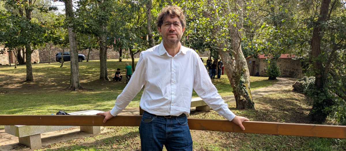 : El alcalde de Arteixo, Carlos Calvelo, posa en la zona recreativa de Sisalde