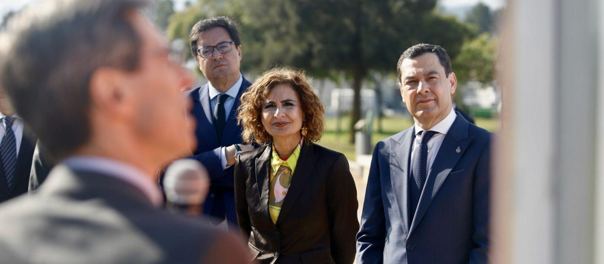 María Jesús Montero y Juanma Moreno juntos en un acto