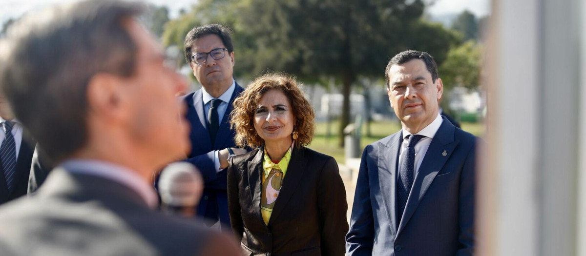 María Jesús Montero y Juanma Moreno juntos en un acto