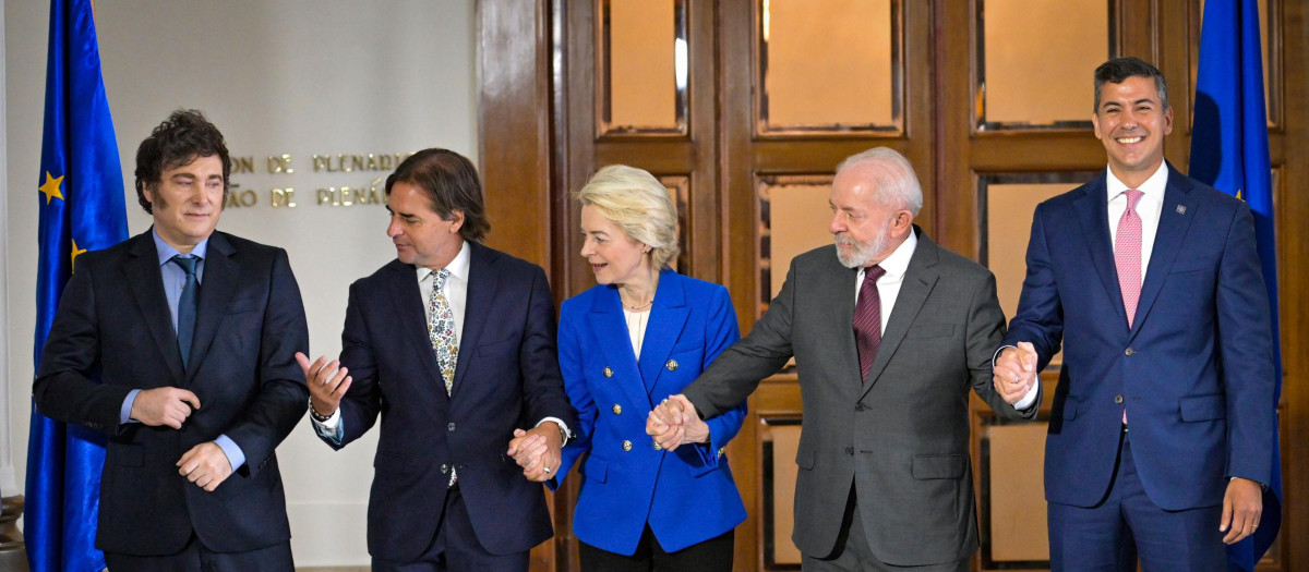 Personalidades políticas firmantes del acuerdo UE-Mercosur, en Montevideo (Uruguay), en diciembre de 2024