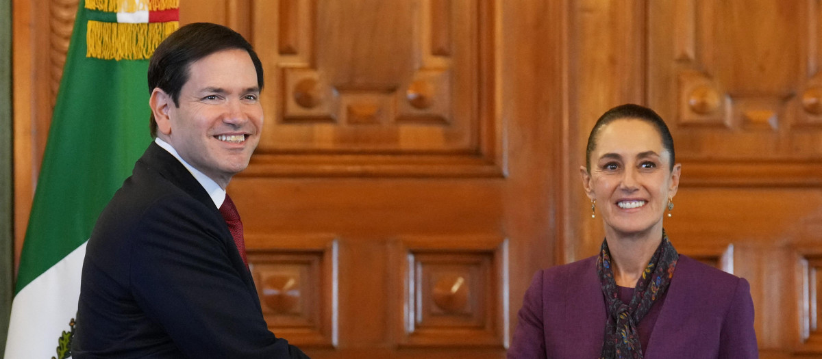 El secretario de Estado de Estados Unidos, Marco Rubio (izq.), estrecha la mano de la presidenta de México, Claudia Sheinbaum