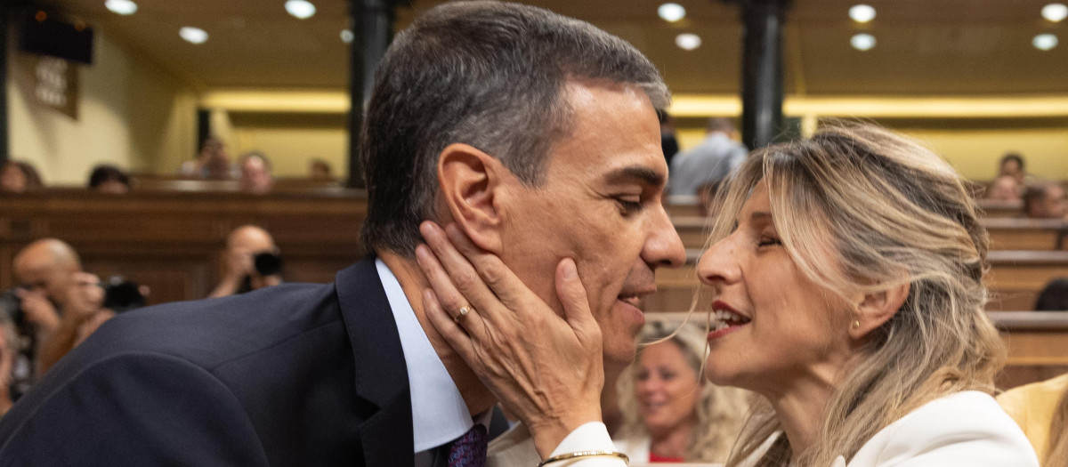 El presidente del Gobierno, Pedro Sánchez, saluda a la vicepresidenta segunda y ministra de Trabajo, Yolanda Díaz