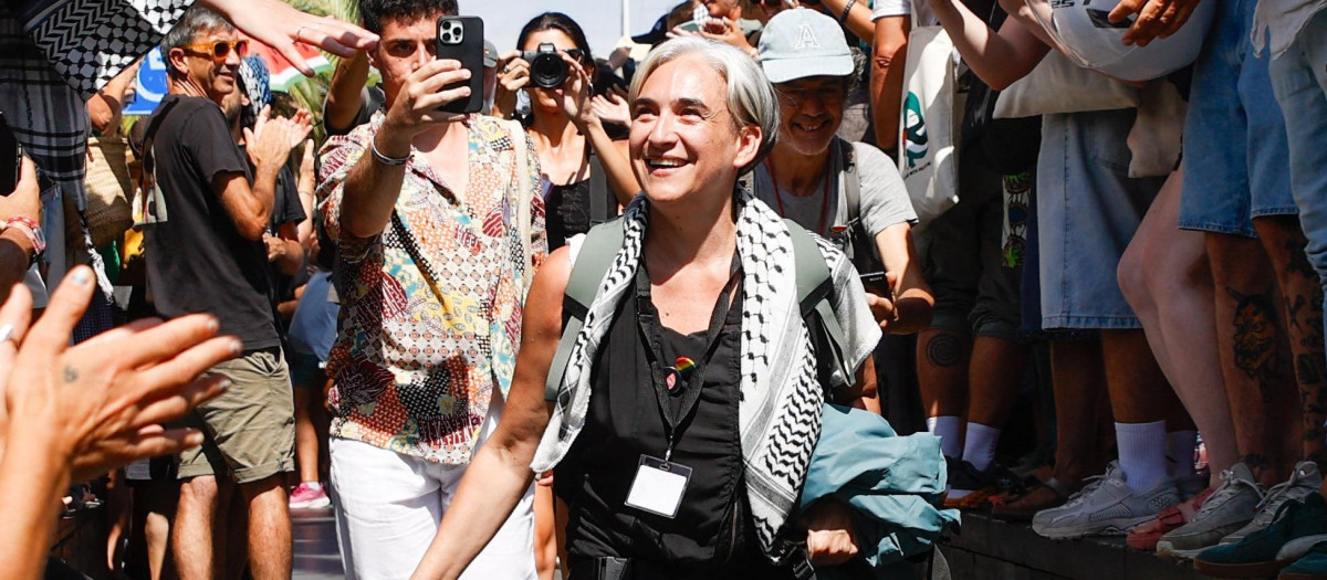 La activista y ex alcaldesa de Barcelona Ada Colau durante la despedida a la Global Sumud Flotilla