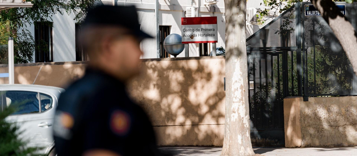 Agentes de la Policía Nacional acordonan el centro de Primera Acogida de Hortaleza
