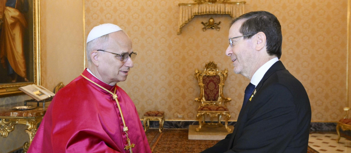 León XIV recibiendo al presidente israelí Isaac Herzog en Ciudad del Vaticano