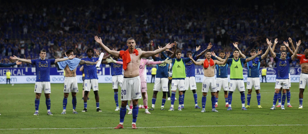 Los jugadores del Oviedo celebran la victoria al finalizar el partido de LaLiga entre el Real Oviedo y la Real Sociedad