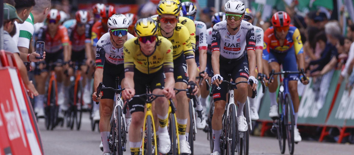 Varios ciclistas finalizan la duodécima etapa de la Vuelta Ciclista a España 2025