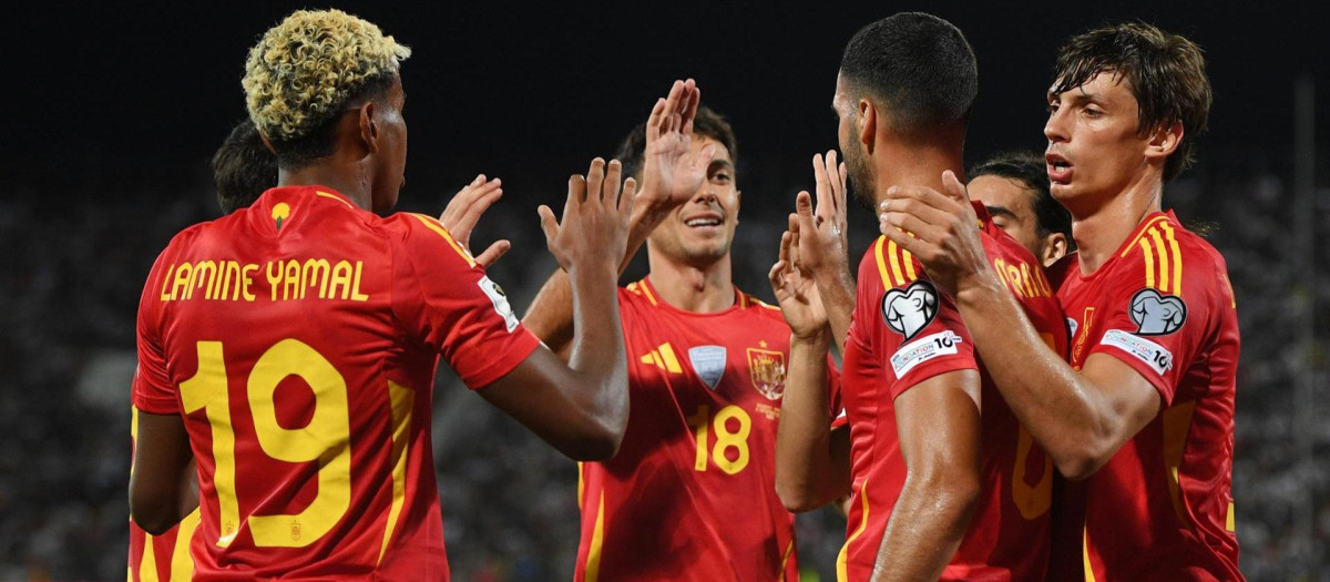 Los jugadores de la selección española celebran uno de los goles en Bulgaria