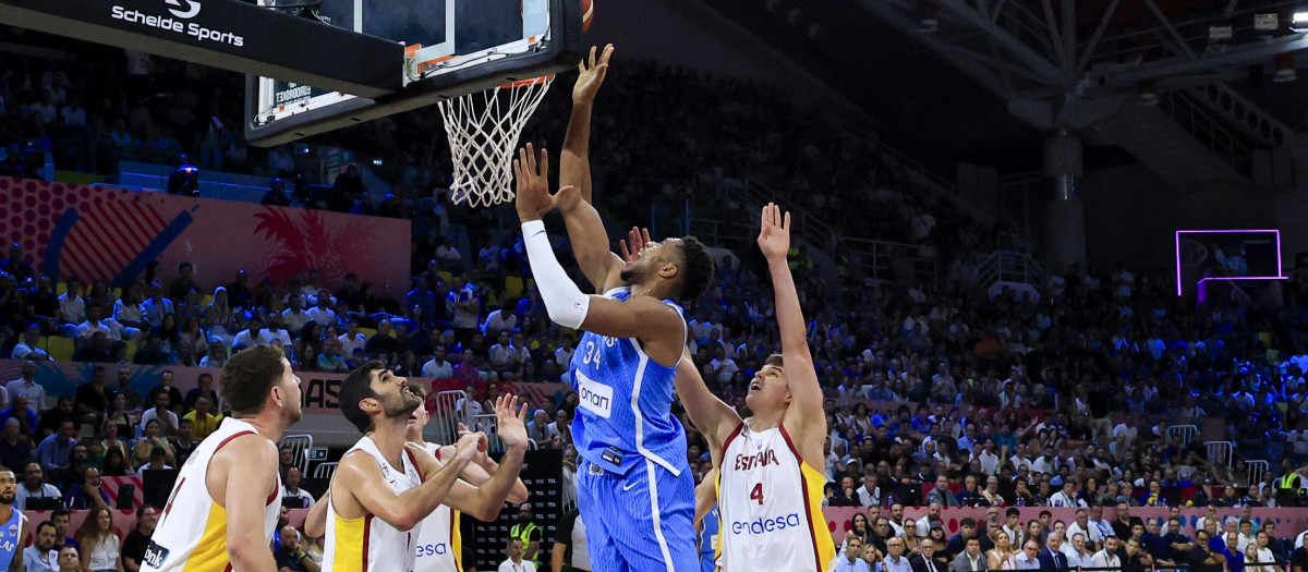 Giannis Antetokounmpo anota una canasta contra España