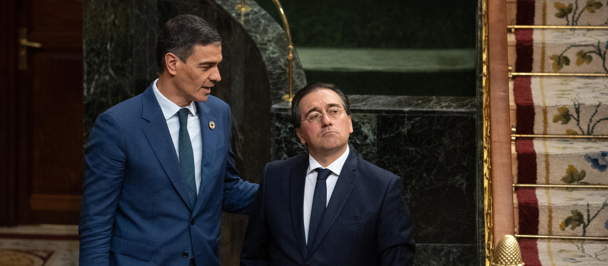 El presidente del Gobierno, Pedro Sánchez, y el ministro de Asuntos Exteriores, José Manuel Albares, en el Congreso de los Diputados (archivo)
