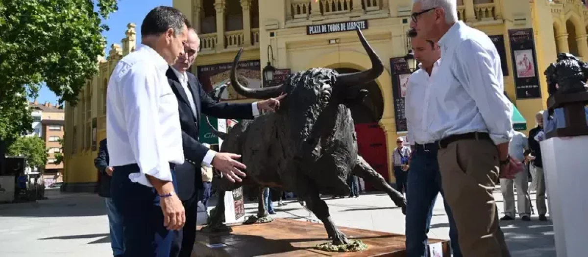 La escultura 'Carasucia' frente a la Puerta Grande de la Plaza de Toros de Albacete