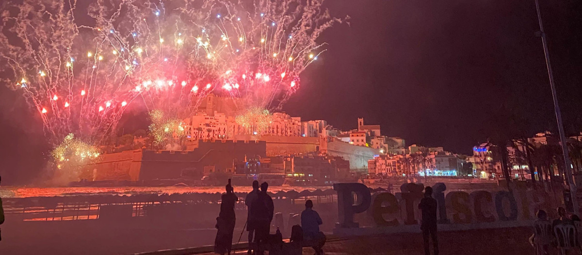 Imagen de un castillo de fuegos artificiales en Peñíscola.