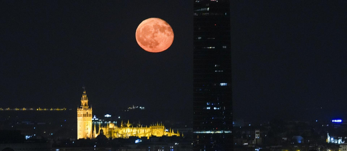 Imagen de la “Superluna del Ciervo”